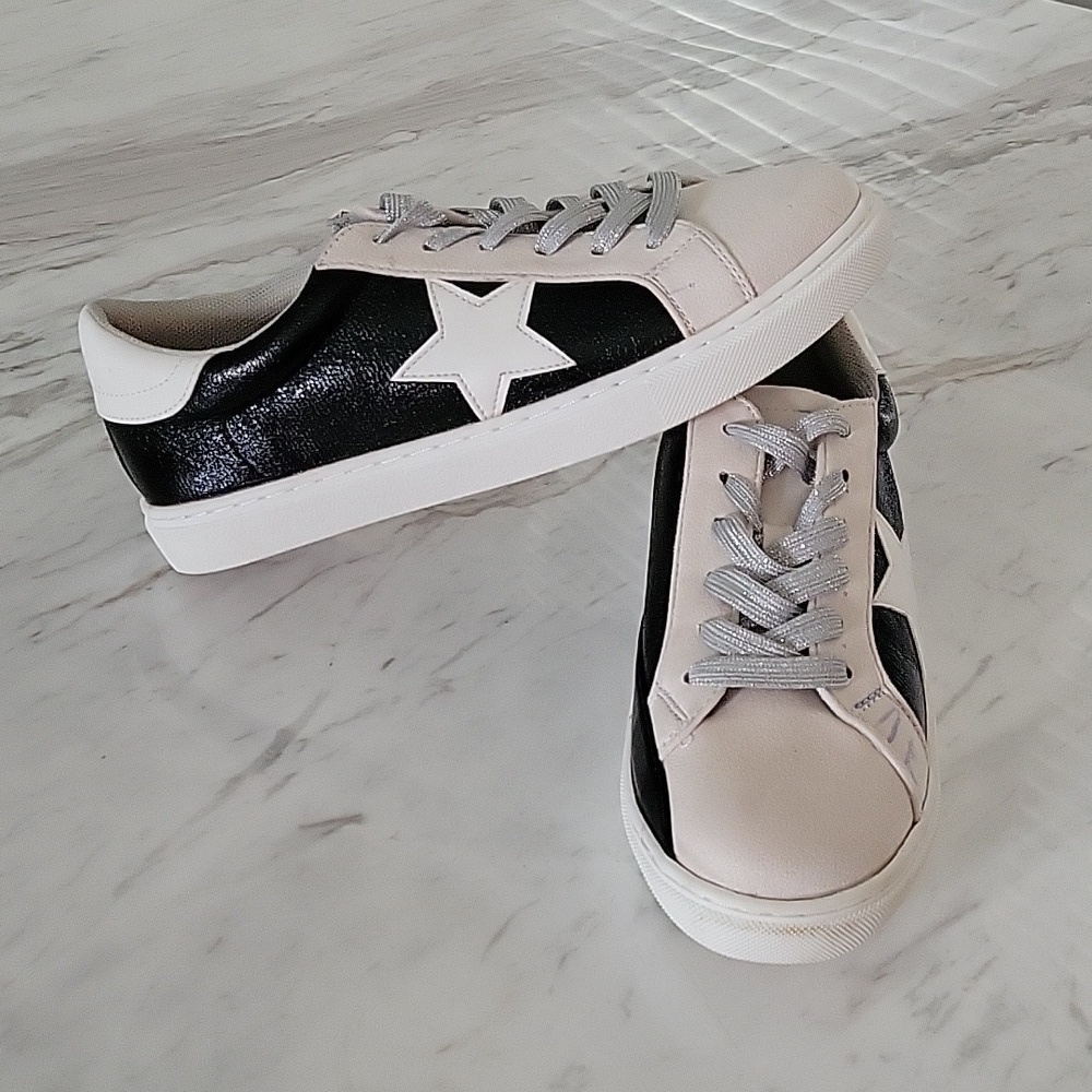 Star Low Top Black Sneakers White Sole Women's Size 8 - Picture 10 of 16